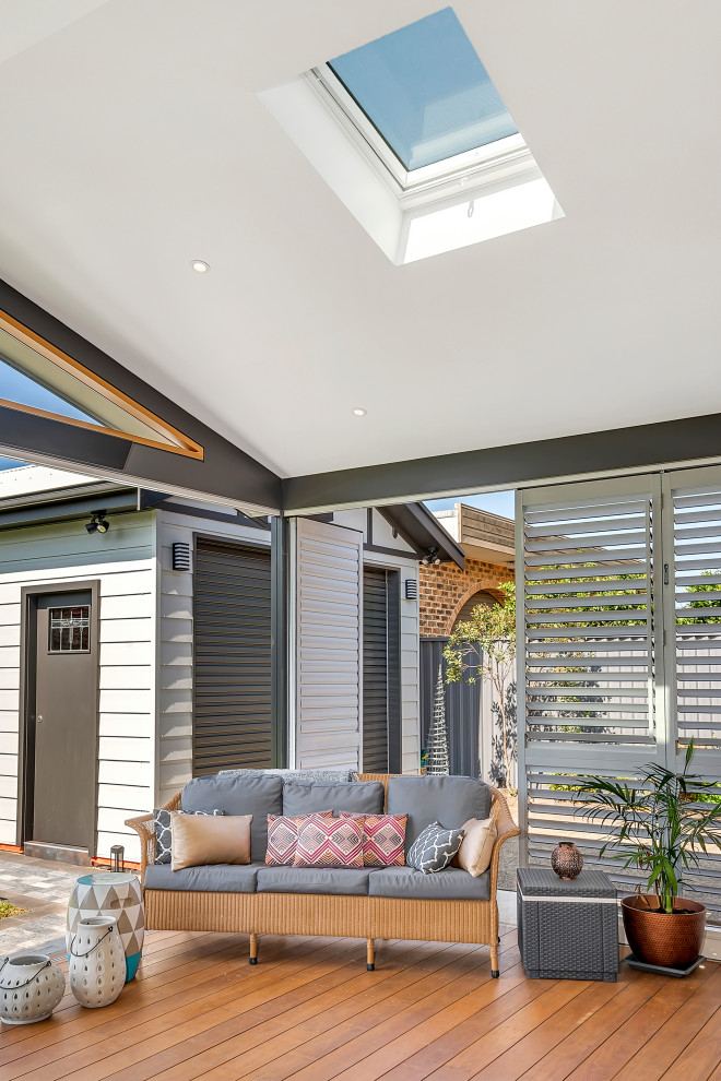 Ispirazione per una veranda contemporanea di medie dimensioni con parquet scuro, lucernario e pavimento marrone