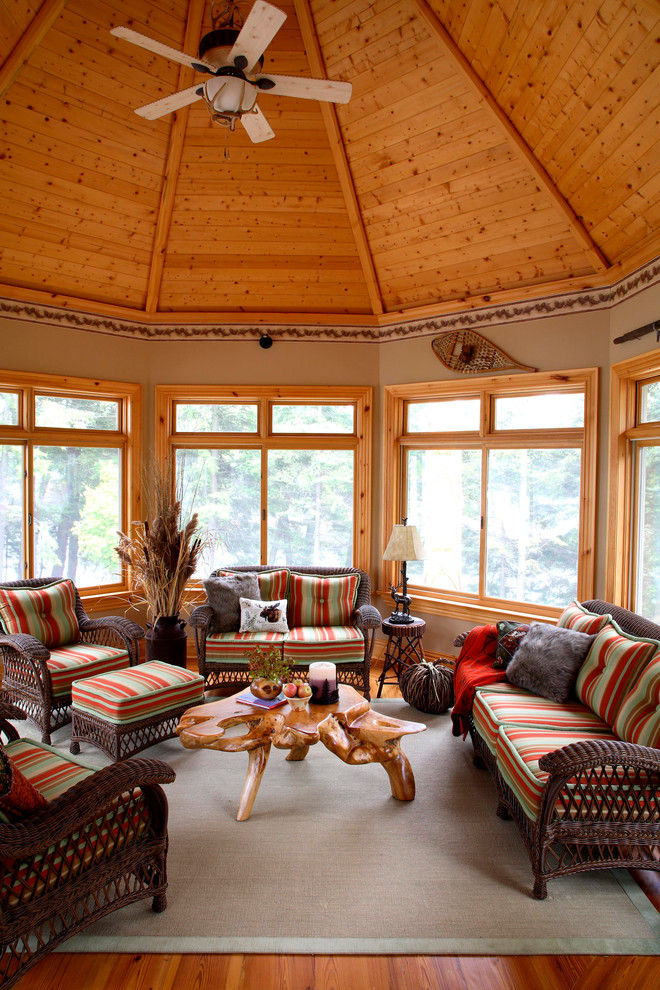 Inspiration pour une véranda chalet avec un sol en bois brun et un plafond standard.