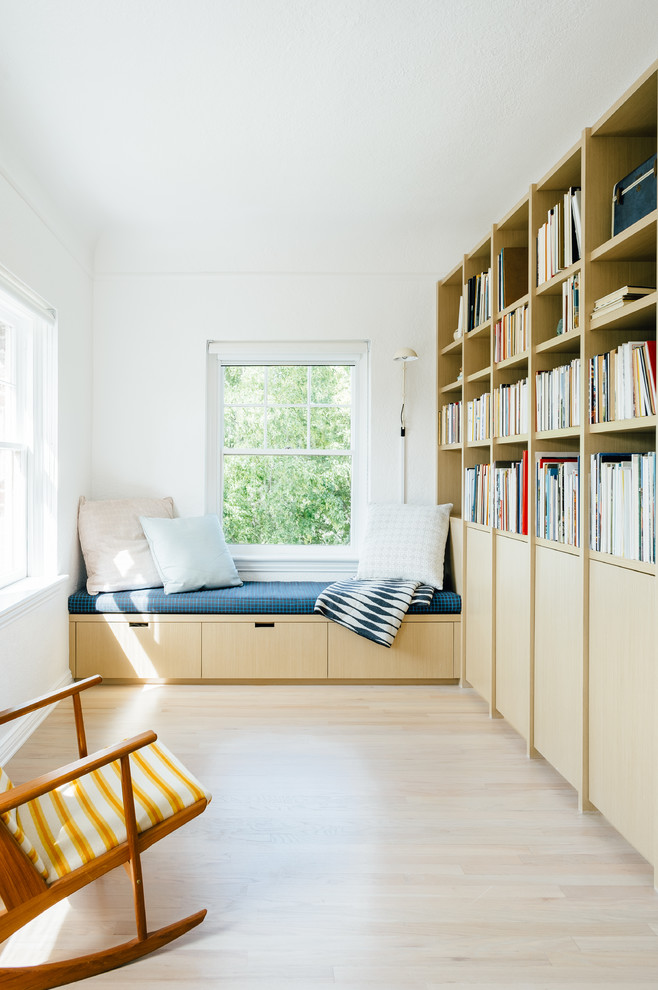 Diseño de galería escandinava pequeña con suelo de madera clara, techo estándar y suelo beige