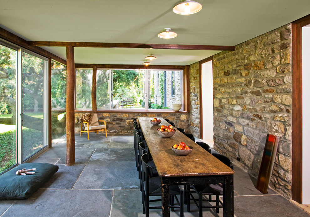 Immagine di una veranda country con nessun camino, soffitto classico e pavimento grigio