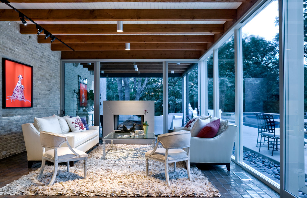 Idee per una veranda moderna di medie dimensioni con camino bifacciale e soffitto classico