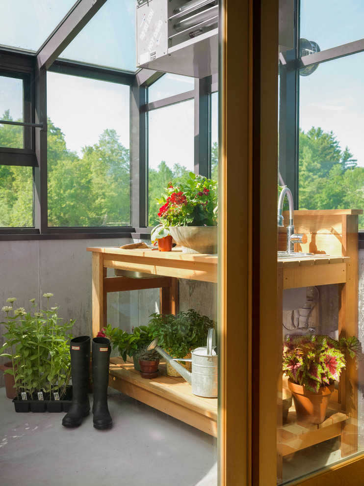 Идея дизайна: маленькая терраса в стиле неоклассика (современная классика) с бетонным полом, потолочным окном и серым полом для на участке и в саду
