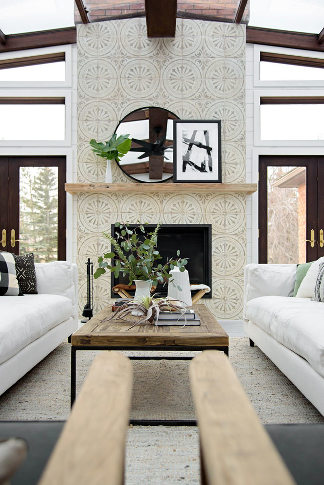 Idée de décoration pour une véranda champêtre avec un sol en carrelage de céramique, un manteau de cheminée en carrelage, un plafond en verre et un sol gris.