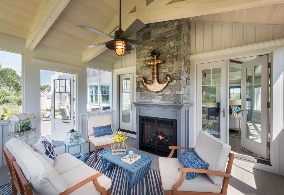 Источник вдохновения для домашнего уюта: терраса в морском стиле с светлым паркетным полом, стандартным камином, фасадом камина из металла и стандартным потолком