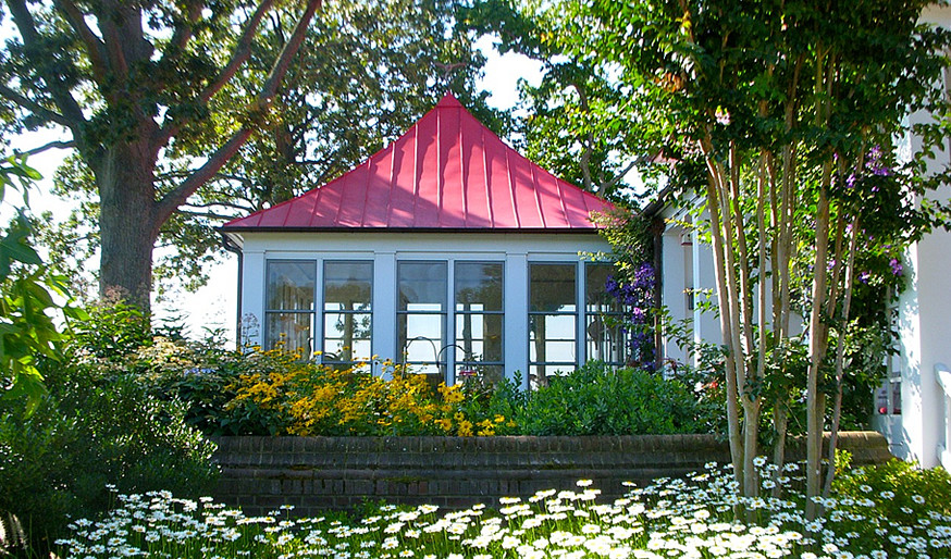 Foto di una veranda chic di medie dimensioni con soffitto classico
