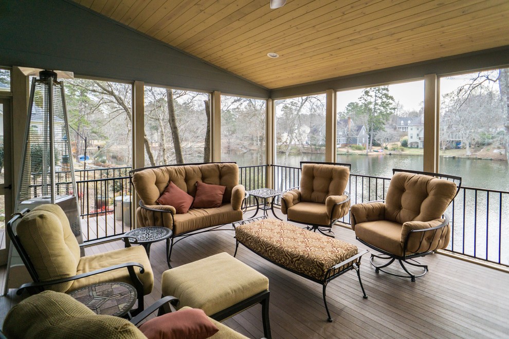 Foto di una grande veranda tradizionale con pavimento in legno massello medio, nessun camino, soffitto classico e pavimento marrone