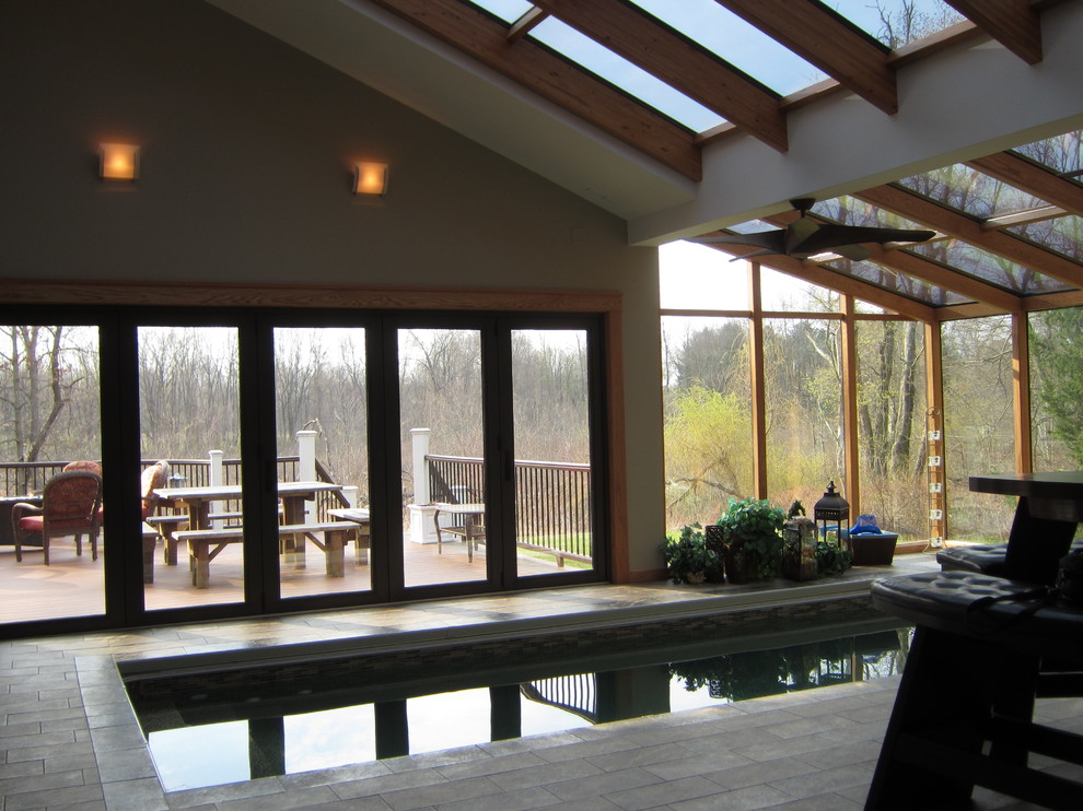 На фото: большая терраса в современном стиле с полом из керамической плитки и потолочным окном без камина