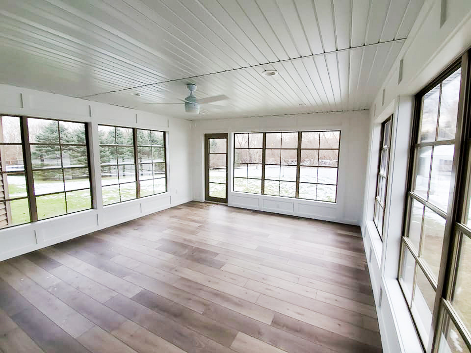 Immagine di una grande veranda chic con pavimento in vinile, nessun camino, soffitto classico e pavimento grigio