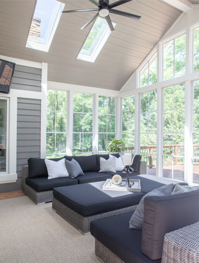 Ispirazione per una veranda design di medie dimensioni con pavimento in legno massello medio, lucernario e pavimento beige