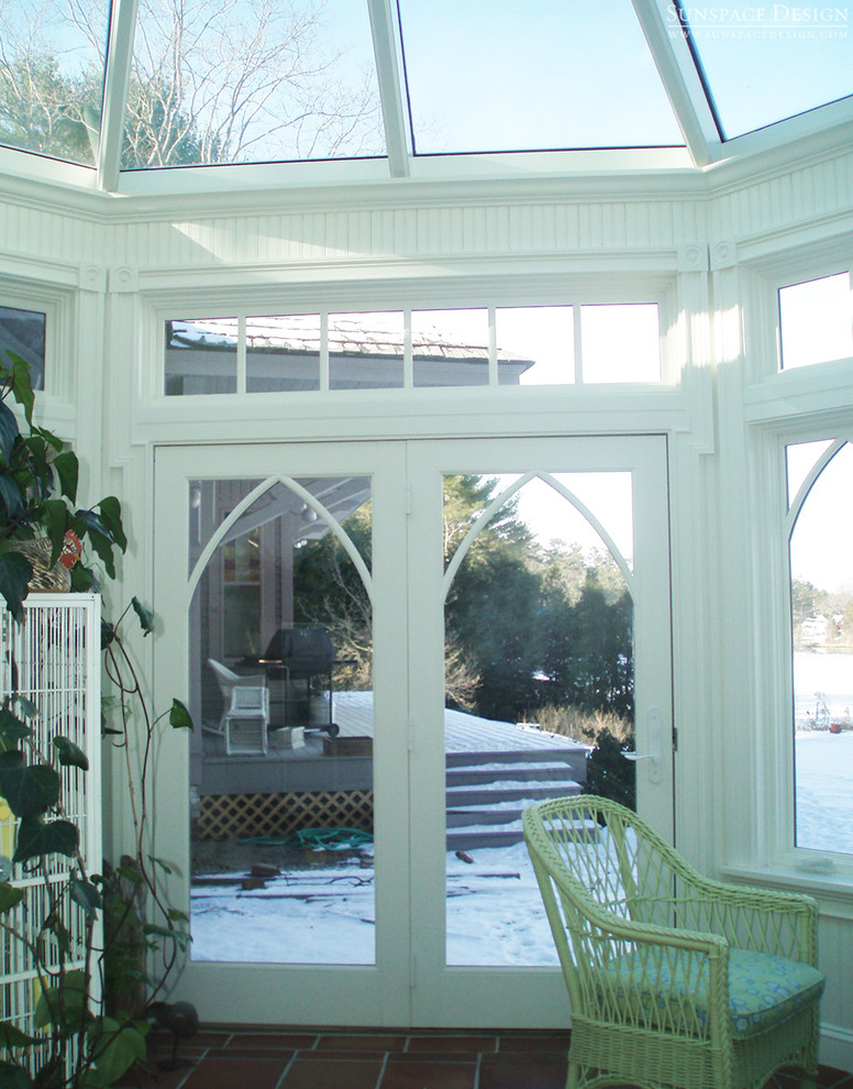 Ispirazione per una veranda vittoriana di medie dimensioni con nessun camino e soffitto in vetro