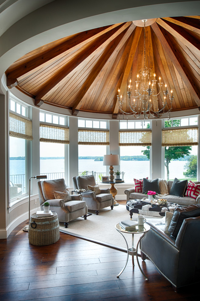Ispirazione per una veranda stile marinaro di medie dimensioni con pavimento in legno massello medio, camino classico, soffitto classico e pavimento marrone