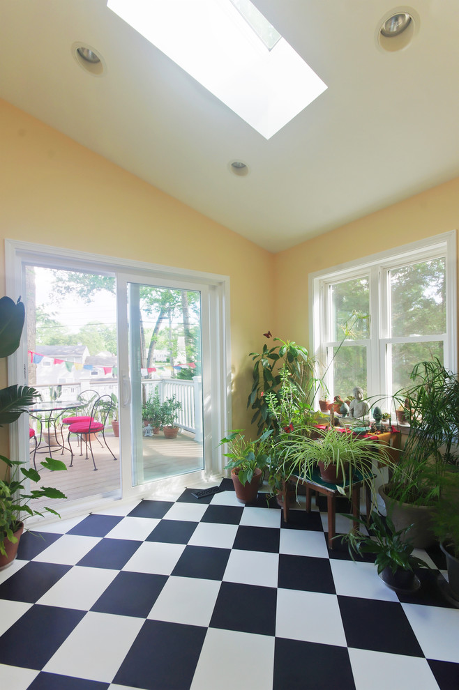 Foto på ett litet vintage uterum, med laminatgolv, takfönster och flerfärgat golv