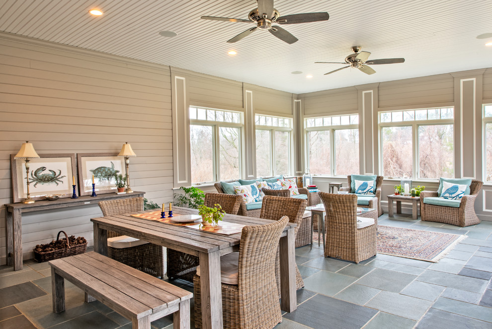 Immagine di una veranda stile marino con soffitto classico e pavimento grigio