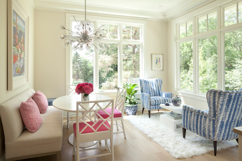Ispirazione per una veranda chic con parquet chiaro e soffitto classico