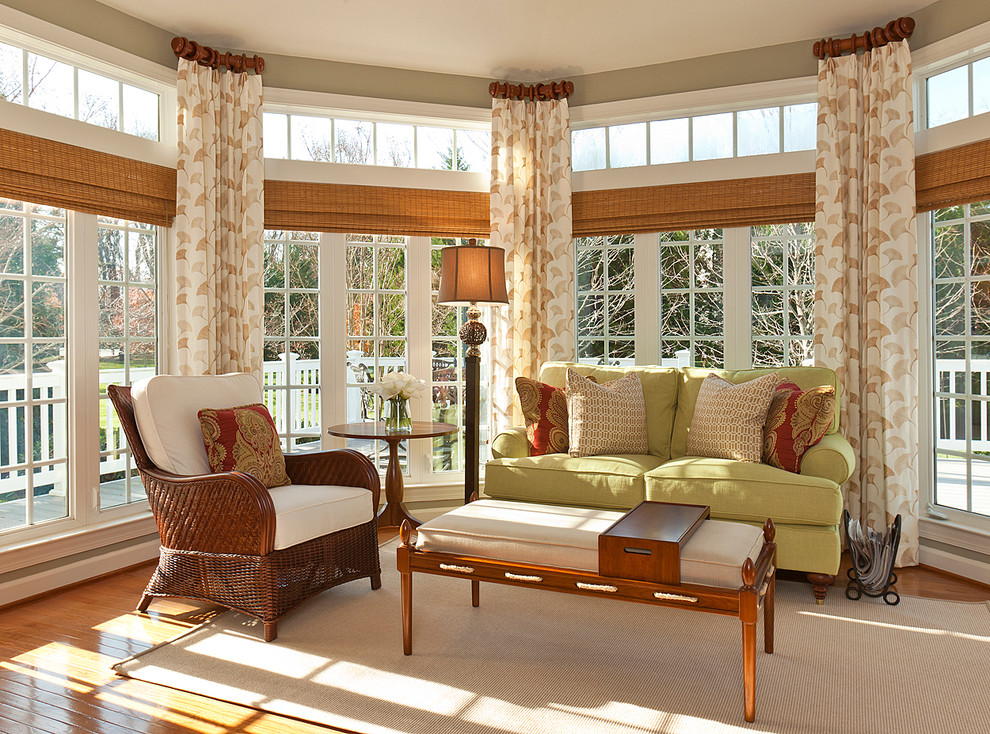 Ispirazione per una veranda chic di medie dimensioni con pavimento in legno massello medio e soffitto classico