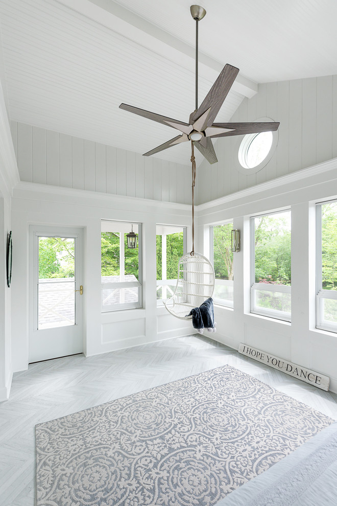 Idee per una grande veranda tradizionale con parquet chiaro, nessun camino, soffitto classico e pavimento grigio