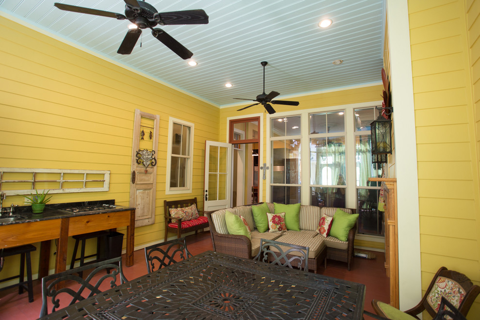 Immagine di una grande veranda tradizionale con pavimento con piastrelle in ceramica, camino classico e soffitto classico