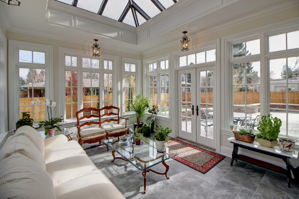 Immagine di una grande veranda chic con pavimento con piastrelle in ceramica, lucernario e pavimento grigio