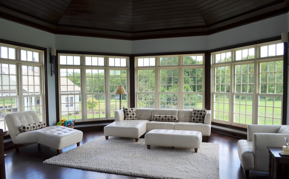 Esempio di una grande veranda classica con parquet scuro e pavimento marrone