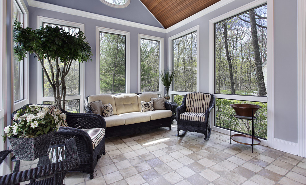 Esempio di una veranda tradizionale di medie dimensioni con pavimento in gres porcellanato, lucernario e pavimento multicolore
