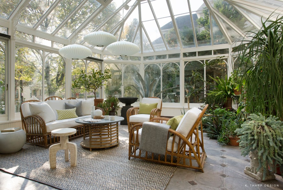 Источник вдохновения для домашнего уюта: терраса в стиле неоклассика (современная классика) с стеклянным потолком