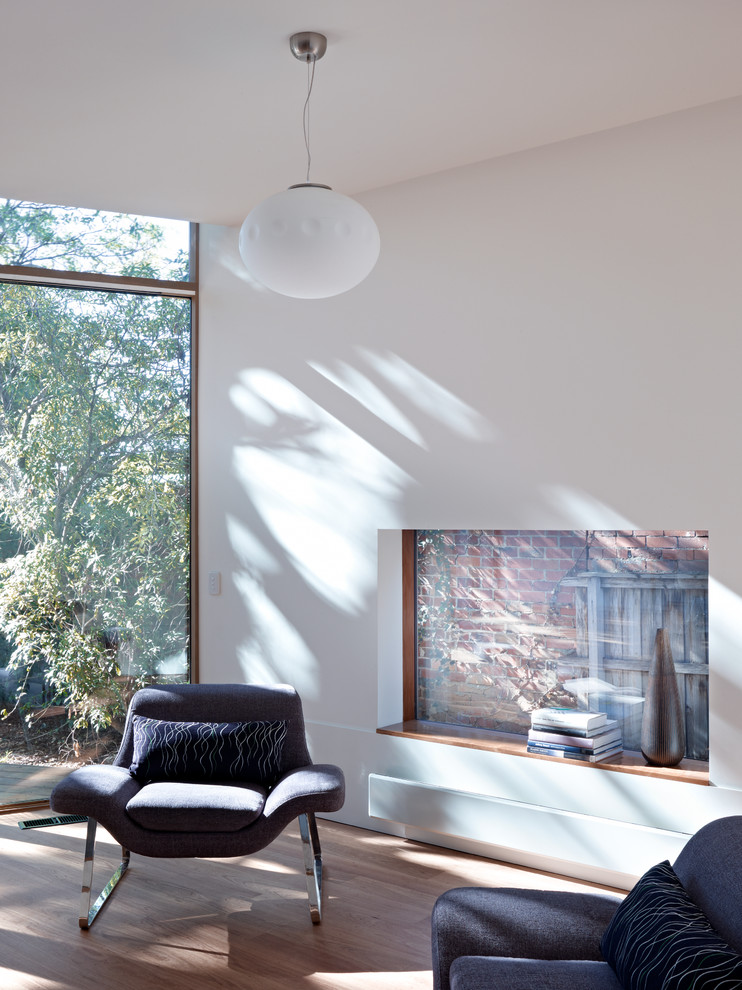Foto di una veranda minimal di medie dimensioni con parquet chiaro