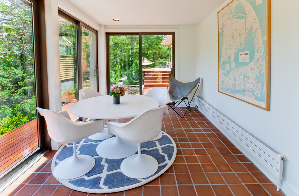 Immagine di una grande veranda minimal con pavimento in terracotta, nessun camino, soffitto classico e pavimento rosso
