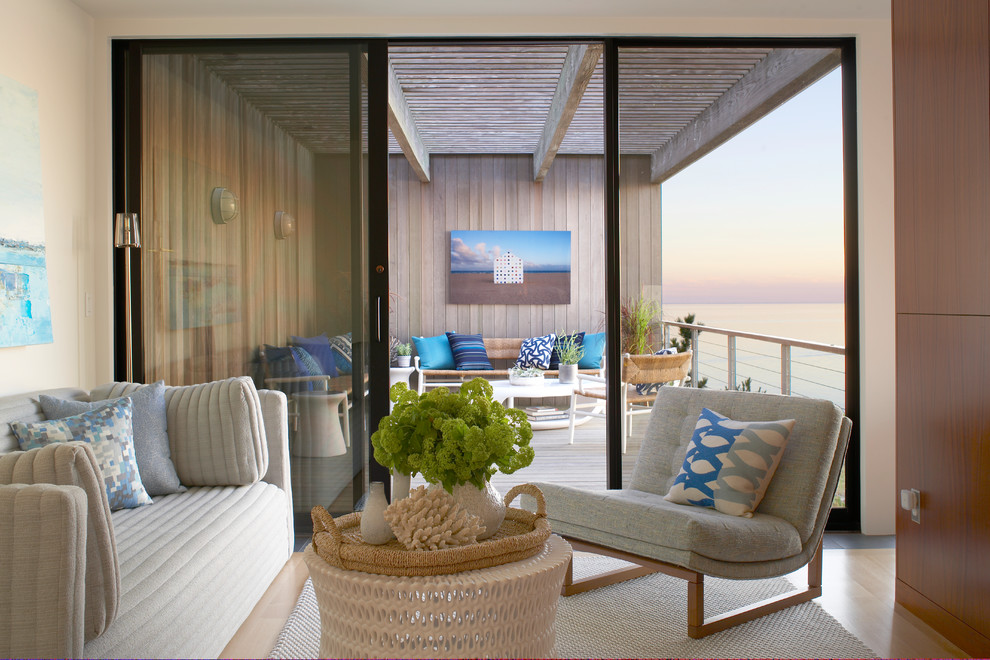 Ispirazione per una piccola veranda moderna con parquet chiaro