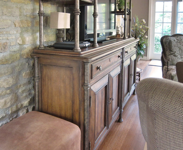 TV Console in Sunroom Clásico Galería Chicago de Toms Price