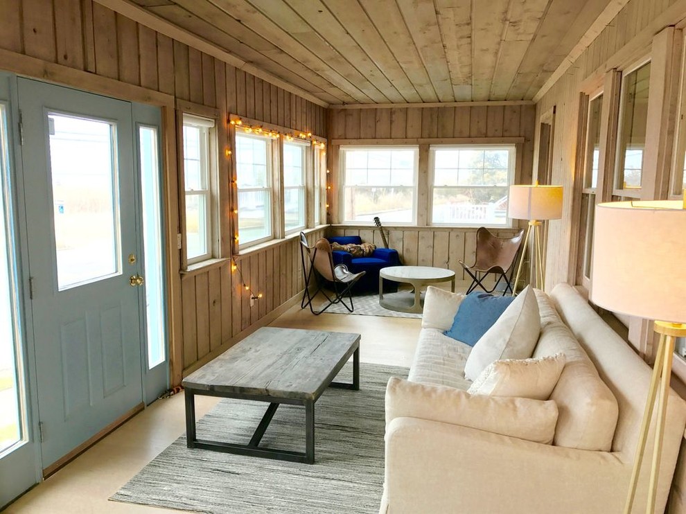Immagine di una veranda stile marinaro di medie dimensioni con parquet chiaro, nessun camino, soffitto classico e pavimento marrone