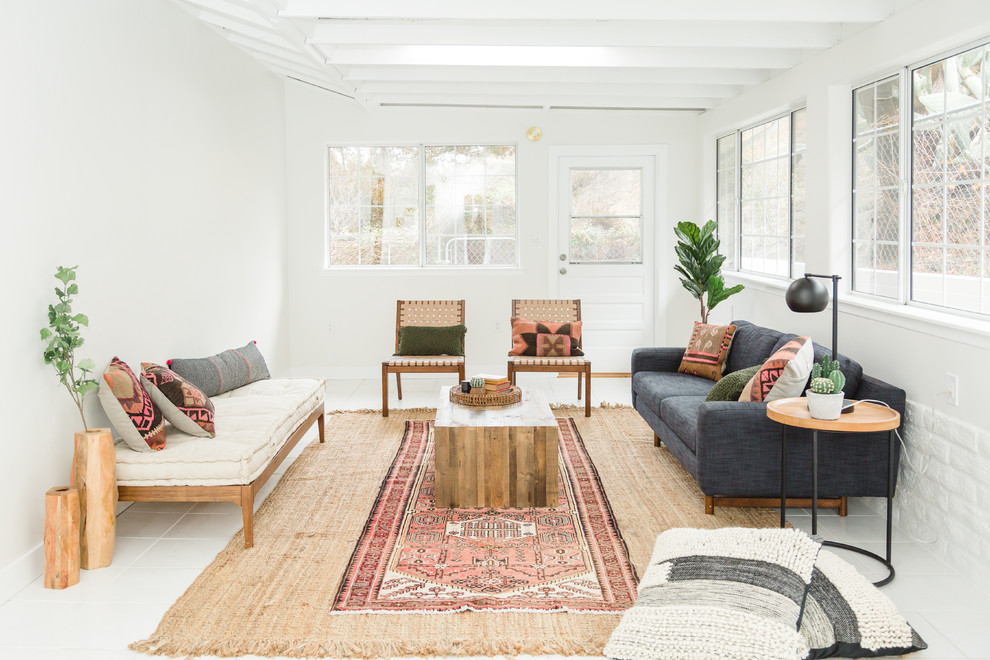 Immagine di una veranda country con soffitto classico e pavimento bianco