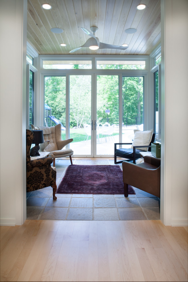 Foto di una piccola veranda contemporanea con pavimento in ardesia e soffitto classico