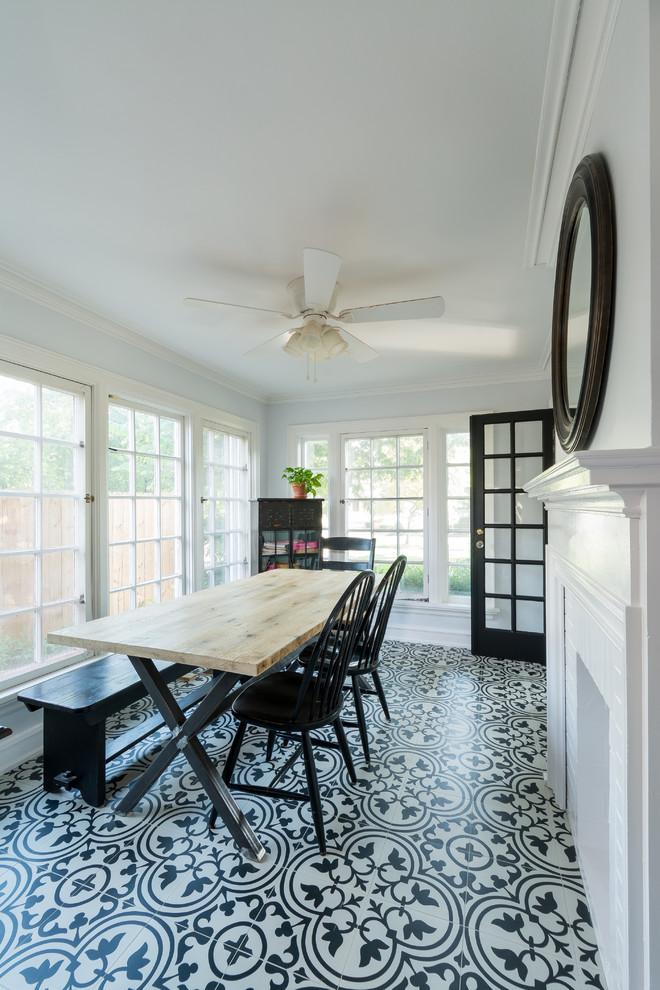 Idée de décoration pour une salle à manger de taille moyenne avec sol en béton ciré, une cheminée standard, un manteau de cheminée en brique et un sol noir.