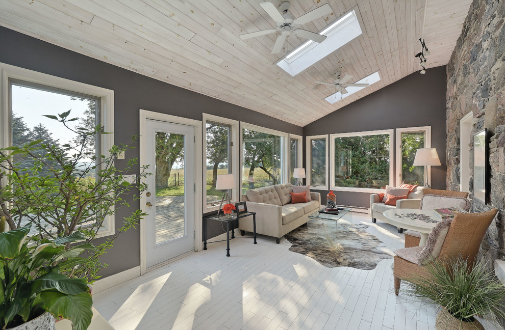 Esempio di una veranda chic con pavimento in legno verniciato, lucernario e pavimento bianco