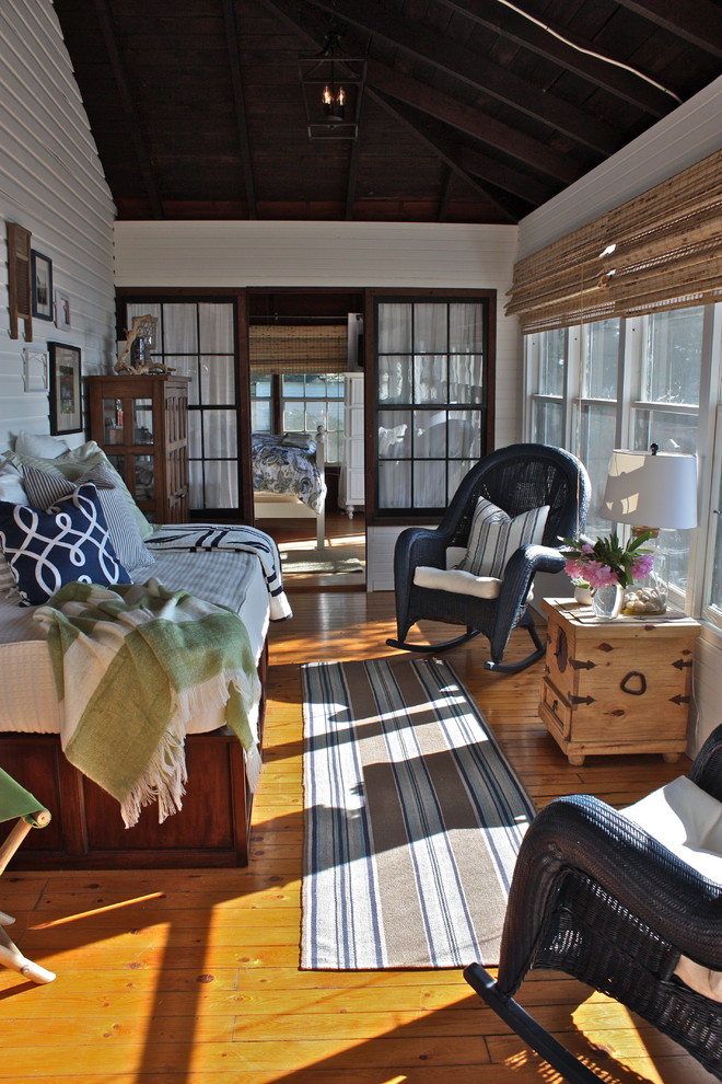 Idee per una veranda classica con pavimento in legno massello medio, soffitto classico e pavimento arancione