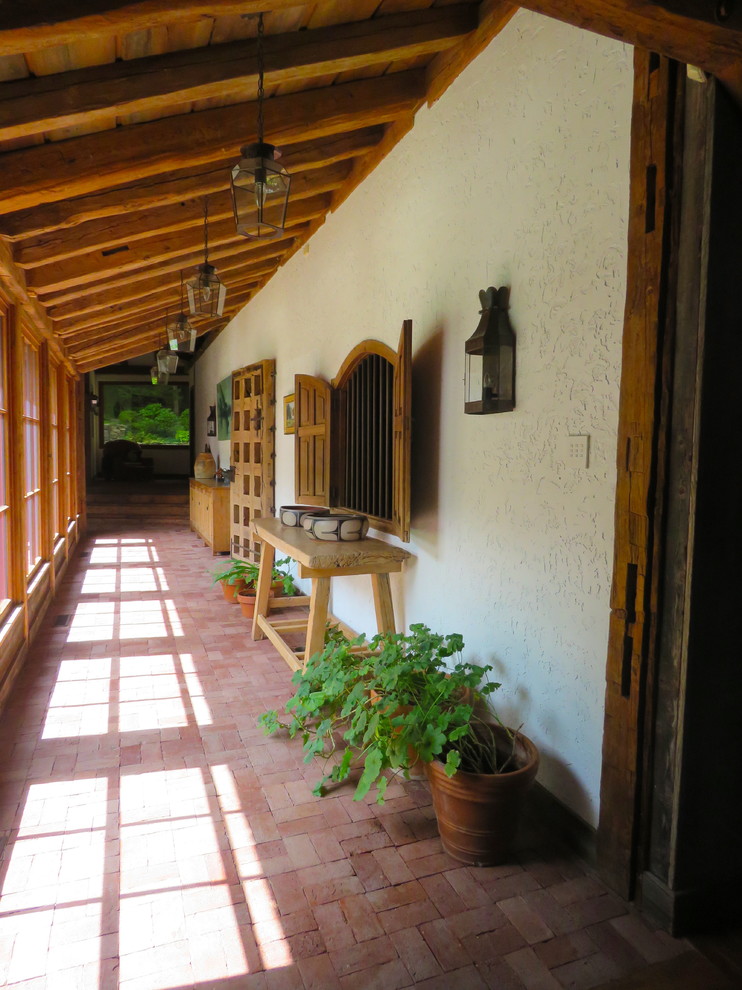 Immagine di una veranda stile americano di medie dimensioni con pavimento in mattoni, nessun camino, soffitto classico e pavimento rosso