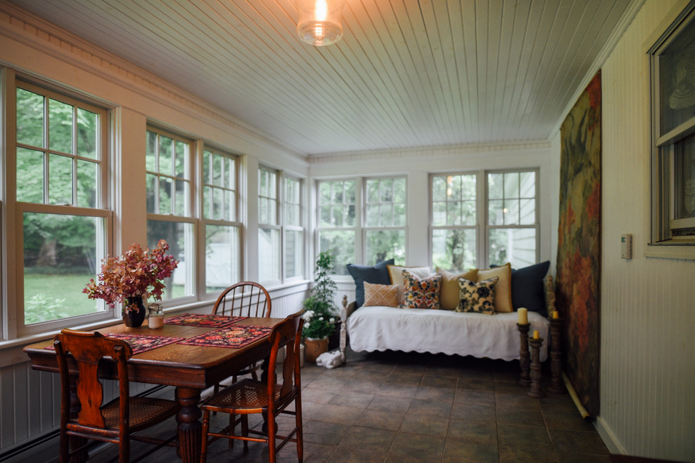 Foto de galería tradicional de tamaño medio con suelo de pizarra, techo estándar y suelo multicolor
