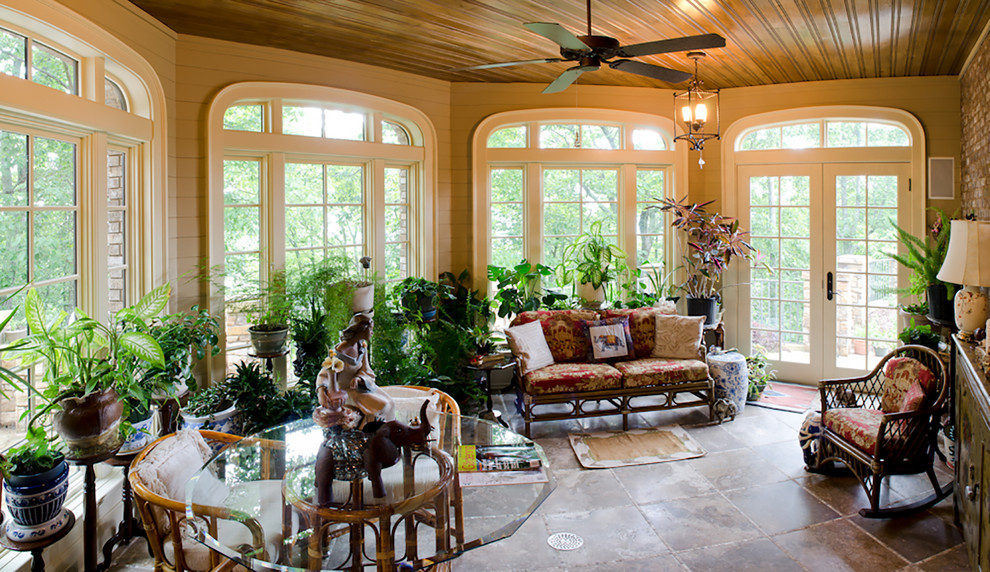 Immagine di una veranda vittoriana di medie dimensioni con pavimento con piastrelle in ceramica e soffitto classico
