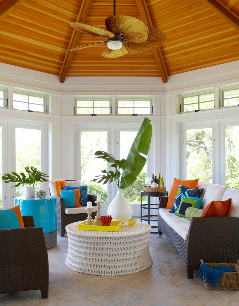 Immagine di una veranda vittoriana con soffitto classico e pavimento beige