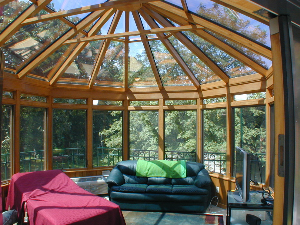 Cette image montre une véranda traditionnelle de taille moyenne avec un plafond en verre, un sol en ardoise et un sol gris.