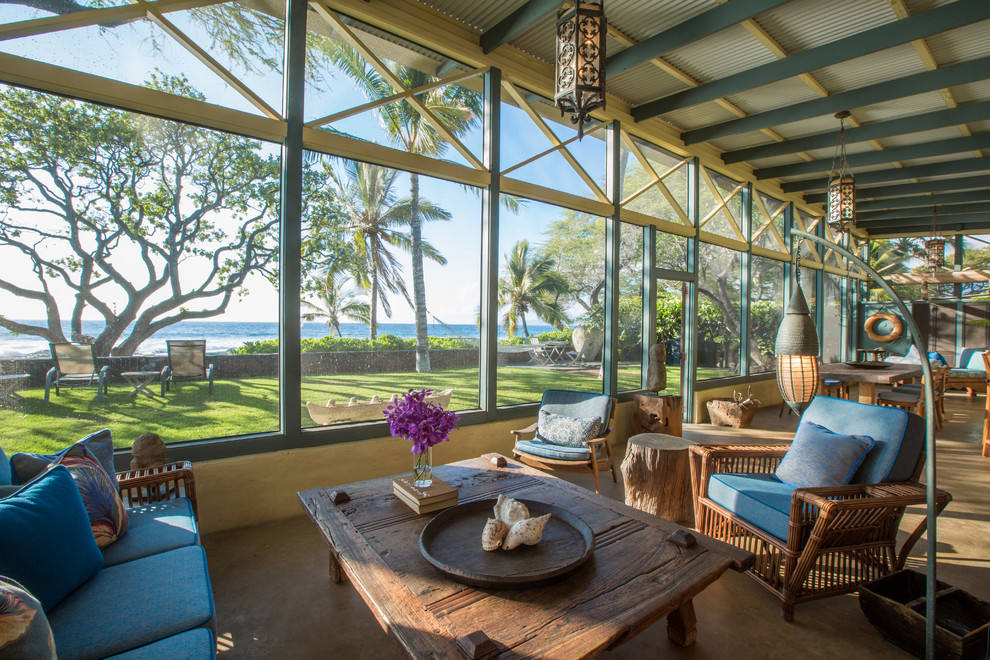 Immagine di una grande veranda tropicale con nessun camino, soffitto classico e pavimento marrone