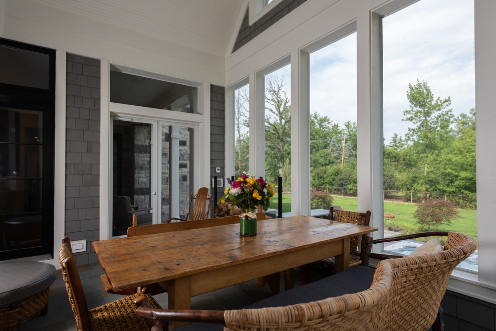 Foto di una veranda classica di medie dimensioni con pavimento in ardesia, stufa a legna, soffitto classico e pavimento grigio