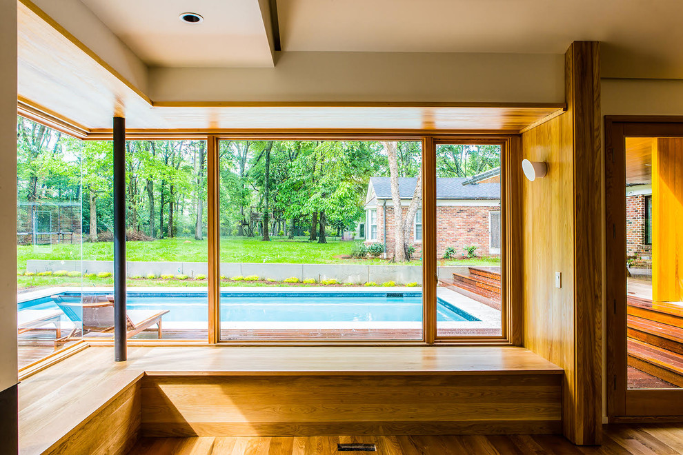 Ispirazione per una veranda design di medie dimensioni con pavimento in legno massello medio e soffitto classico