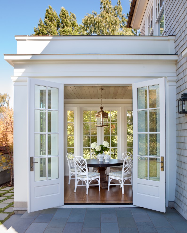 Immagine di una piccola veranda tradizionale con parquet scuro e soffitto classico