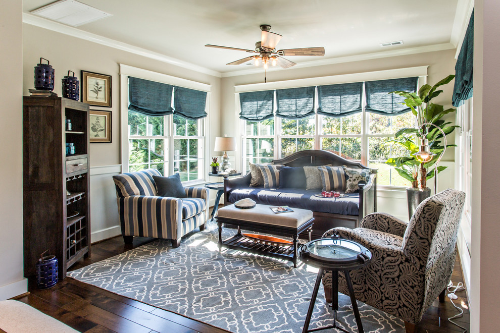 Immagine di una veranda american style di medie dimensioni con parquet scuro e soffitto classico