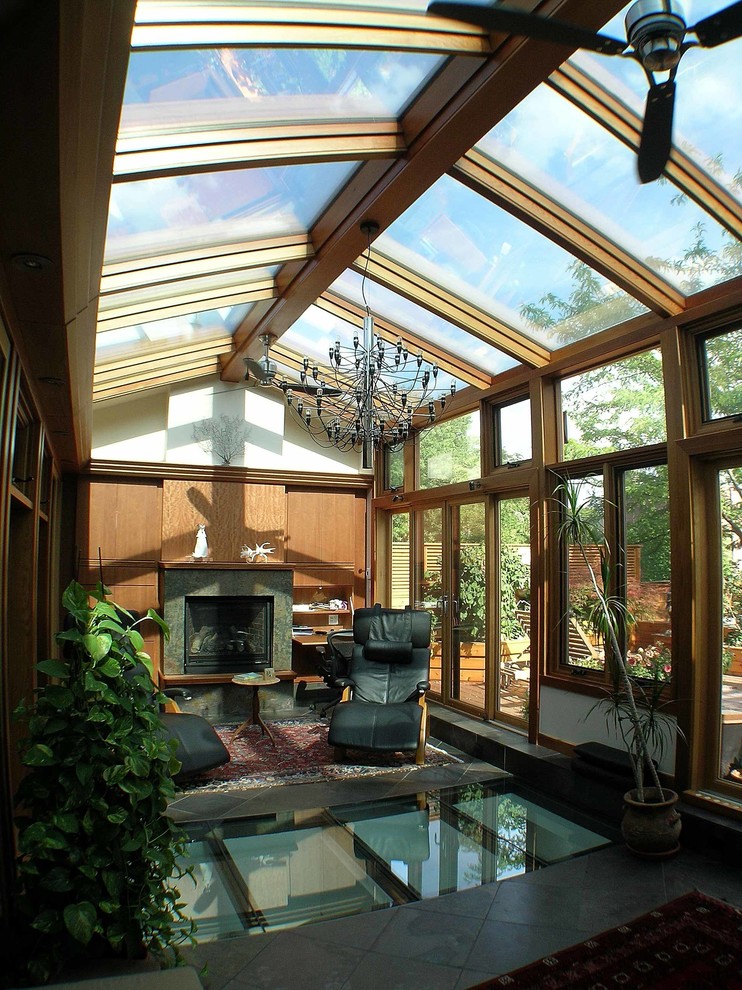 Exemple d'une véranda moderne avec un plafond en verre.