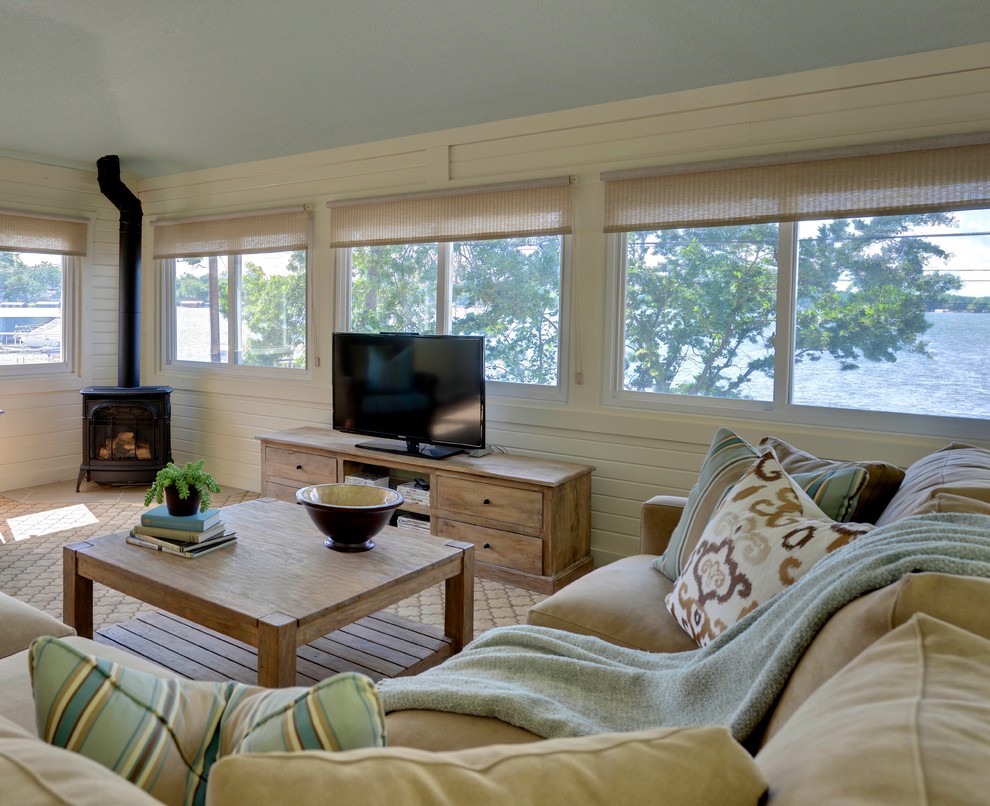 Ispirazione per una piccola veranda tradizionale con stufa a legna e soffitto classico