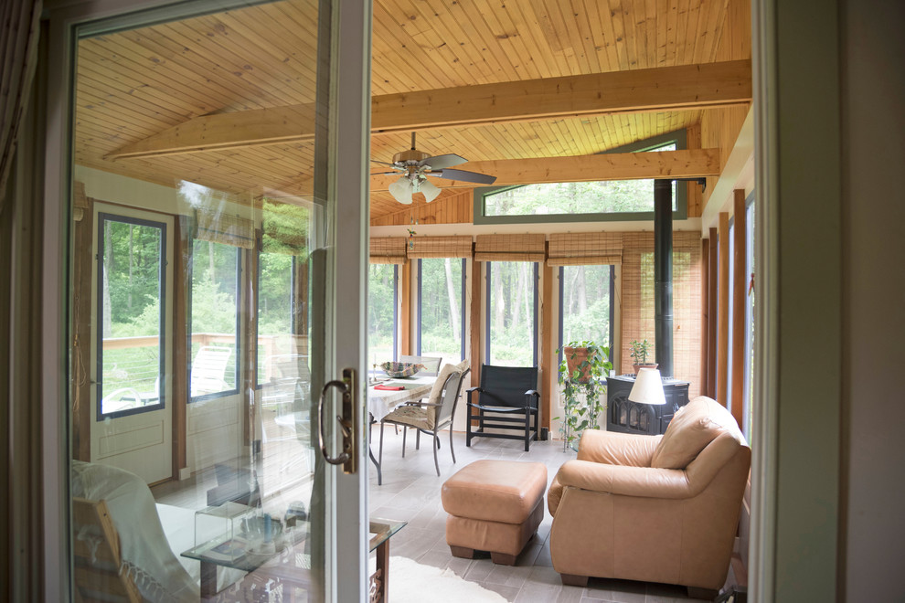 Ispirazione per una veranda design con pavimento in ardesia, stufa a legna e pavimento grigio