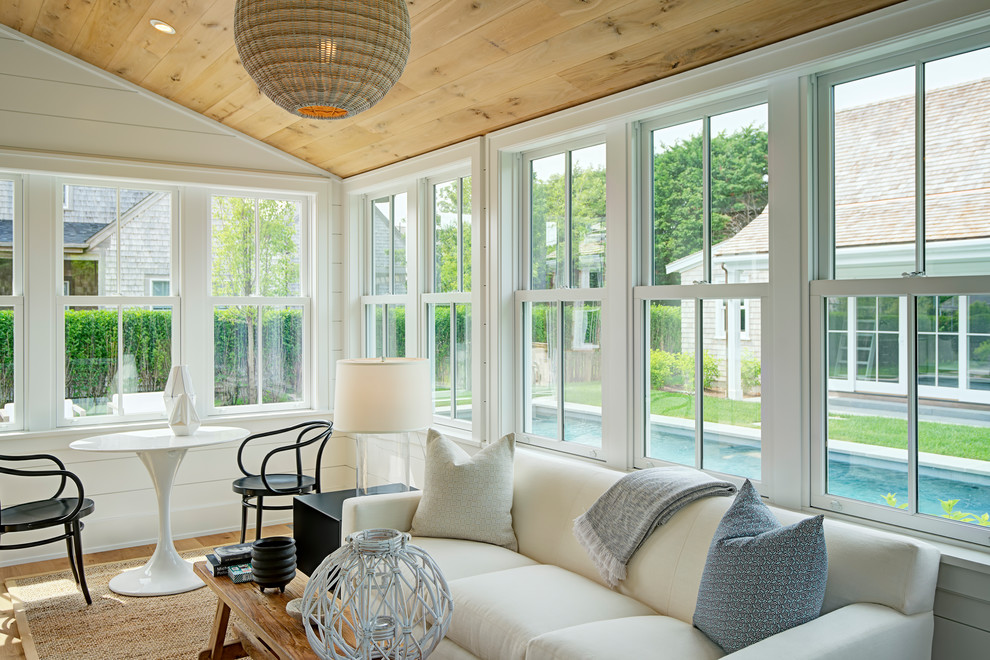 Immagine di una veranda stile marinaro con pavimento in legno massello medio e pavimento marrone