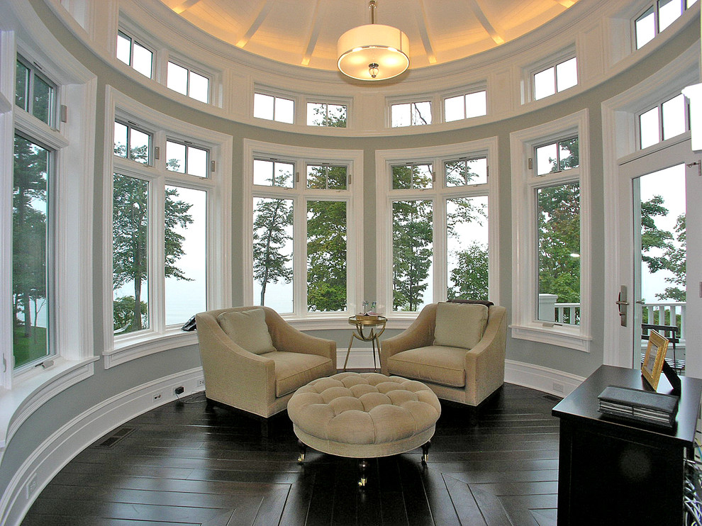 Diseño de galería clásica renovada grande con suelo de madera oscura y techo estándar